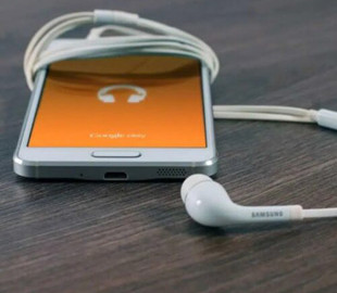 Експерти розповіли, які речі небезпечно зберігати поруч із мобільним телефоном