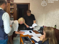 Судитимуть посадовицю з Донеччини, яка придбала ноутбуки для шкіл удвічі дорожче