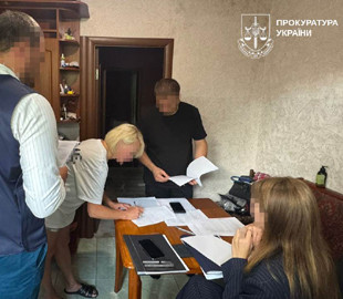 Судитимуть посадовицю з Донеччини, яка придбала ноутбуки для шкіл удвічі дорожче