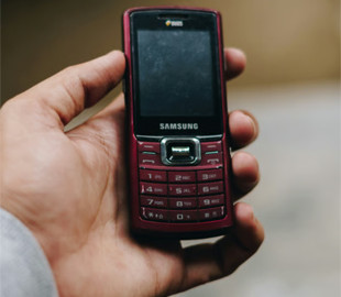 Кнопкові телефони повернулися — чому варто перейти на них