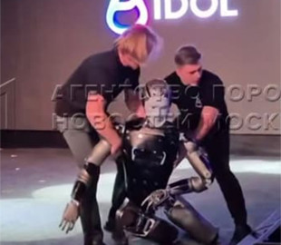 У рф перший людиноподібний робот упав на презентації: його прикрили від глядачів