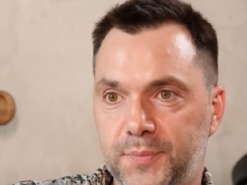 "Там все дуже погано, починаючи з жестів", - Арестович розповів про розпад особистості Путіна