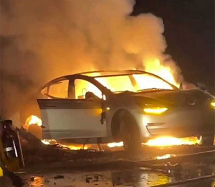 Tesla Model 3 загорілась після аварії з акваплануванням
