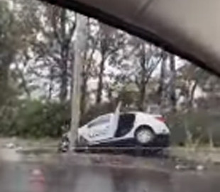 Перед аэропортом "Борисполь" водитель такси Uber влетел в столб