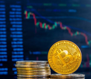 Біткоїн опустився до двотижневого мінімуму: аналітики назвали головні причини обвалу