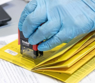 У найбільшому віденському центрі вакцинації підробляли COVID-сертифікати