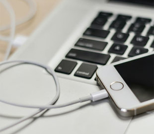 Чому заряджання смартфона від ноутбука — погана ідея