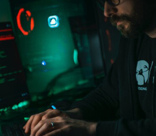 Anonymous взломали переписку экспортеров угля, нефти и газа из России