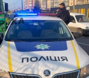 В Киеве тиктокер ради хайпа решил похитить колпачки с полицейского автомобиля