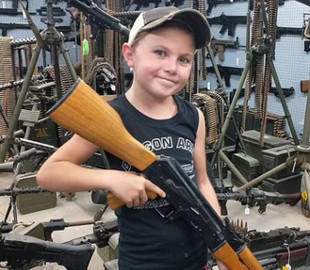 8-летний блогер покорила сеть умением стрелять из пистолета