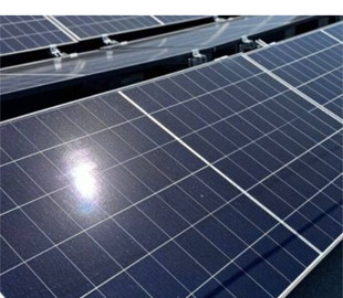 Чи можна встановлювати сонячні панелі у квартирі без дозволу: українцям назвали головне правило