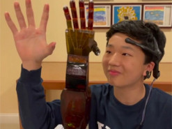 Школяр створив протез руки за $300, який керується думками