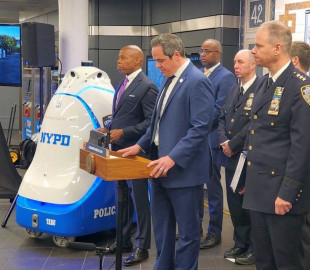 Робот-помічник не зміг перемогти поліцію Нью-Йорка