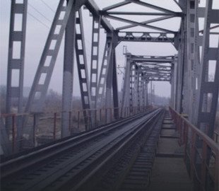 У Франківську 17-річний хлопець впав з конструкцій залізничного моста: ймовірно, робив селфі