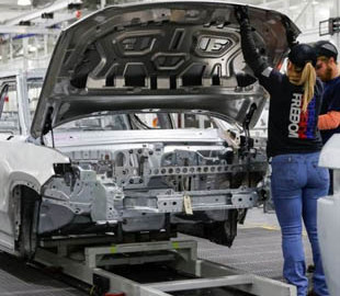 Глава Rivian считает, что электромобильной отрасли нужно в десять раз больше аккумуляторов