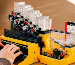Ентузіаст створив робочу друкарську машинку з конструктора Lego