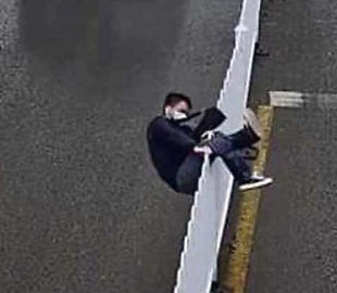 Неуклюжий китаец хотел перелезть через забор на трассе и рассмешил Сеть