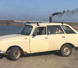 Украинец установил в старый «Москвич» буржуйку