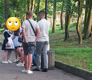 У Чернівцях школярки гуляли у парку в радянській формі: у мережі називають це ганьбою