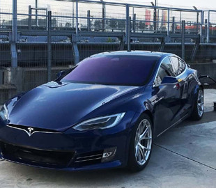 Таксист в Париже подал в суд на Tesla после аварии со смертельным исходом