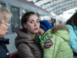 Скільки українців засуджують своїх співвітчизників-біженців: соцопитування КМІС