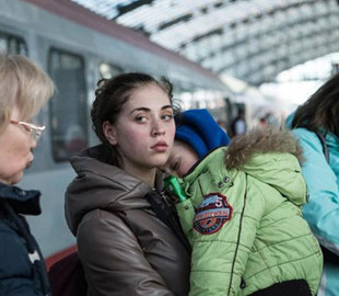 Скільки українців засуджують своїх співвітчизників-біженців: соцопитування КМІС