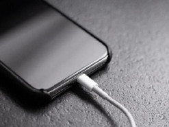 Чи можна заряджати смартфон цілу ніч: експерти дали відповідь