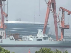 Корабельні працюють на повну потужність: у Китаї спустили на воду новий есмінець Type 055