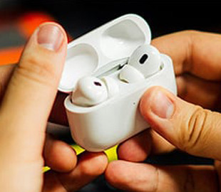 Владі Данії рекомендували не використовувати навушники з Bluetooth