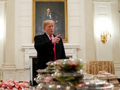 Трамп, кормивший футболистов бургерами, разлетелся на мемы