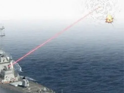 США вперше застосували бойовий лазер HELIOS проти рою дронів: скільки вдалося збити