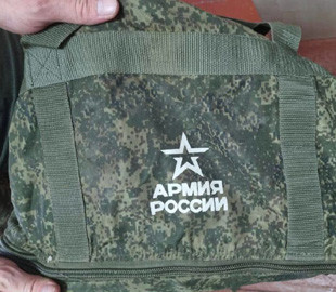 "Забули погони, шеврони і навіть аптечку": у селі на Київщині жінка виявила у себе вдома речі окупантів (фото)