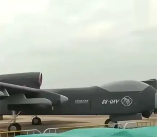 Китай запустив найбільший у світі дрон-авіаносець: що вміє Цзютянь