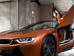 Автомобили BMW научились открывать при помощи cмартфона