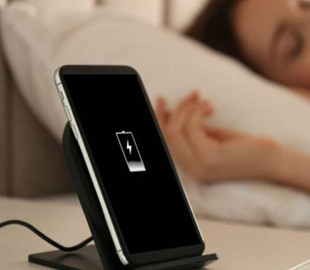 Чому смартфон розряджається вночі: основні причини