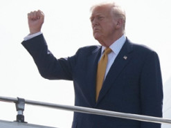 Трамп назвав журналістку "свинкою" та закрив їй рота