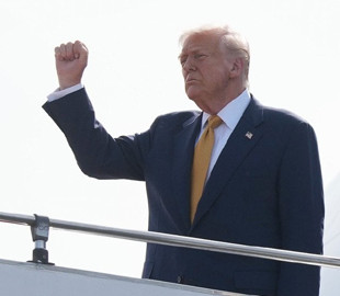 Трамп назвав журналістку "свинкою" та закрив їй рота