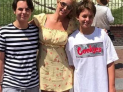 Бритни Спирс показала архивное фото с маленькими сыновьями