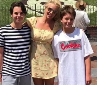 Бритни Спирс показала архивное фото с маленькими сыновьями