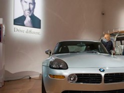 Автомобиль и телефон Стива Джобса продали на аукционе