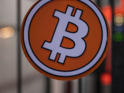 Біткойн обвалився після досягнення рекордного максимуму