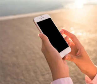 Може навіть загорітися: як захистити смартфон від перегріву в спеку