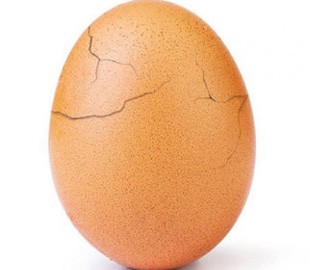 Почти вылупилось: Instagram-яйцо полностью покрылось "трещинами"
