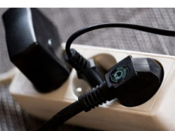 Економія електроенергії вдома: які прилади обов’язково слід вимикати з розетки