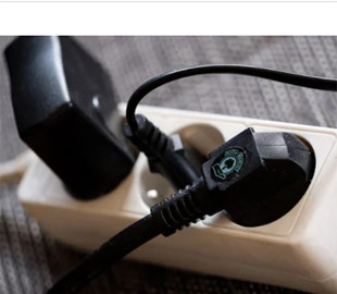 Економія електроенергії вдома: які прилади обов’язково слід вимикати з розетки