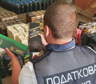 Продавали в інтернеті: У Києві накрили підпільний цех з виробництва "елітного" алкоголю