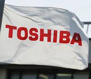 Toshiba наполовину сократит годовой прогноз по операционной прибыли