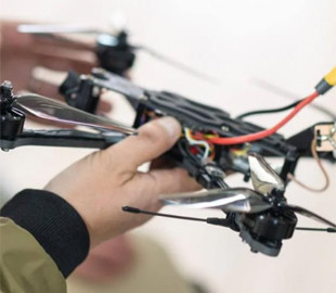 США допоможуть Україні перетворити дешеві дрони на високоточну зброю з ШІ