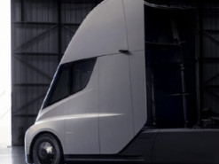 Tesla запустила в Неваді виробництво електровантажівки Semi, але про «серію» поки не йдеться