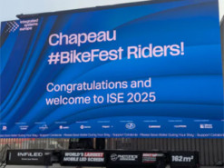 Розміром із басейн: Photonics створила найбільший у світі мобільний LED-екран